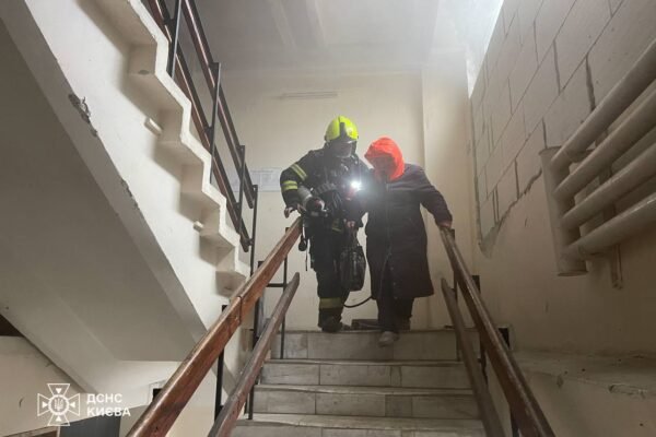 У Києві під час пожежі в Дарницькому районі евакуювали жителів будинку (ФОТО)
