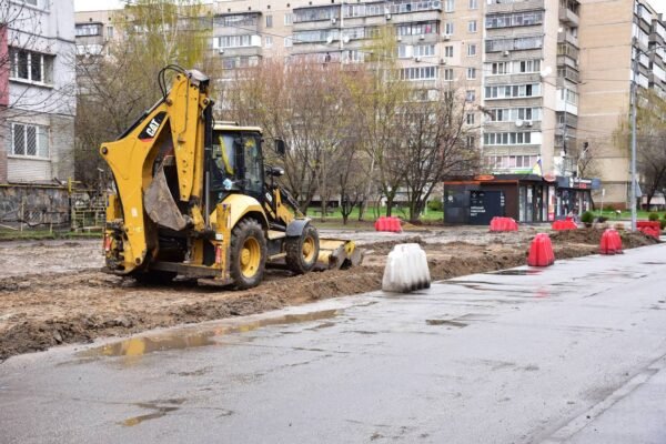 У Броварах розпочали ремонт міжбудинкового проїзду та відновили дорожні роботи