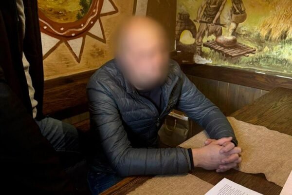 В Україні затримали посадовця “Укрзалізниці”, який вимагав 100 тисяч доларів (ФОТО, ВІДЕО)