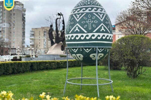 Ірпінь прикрасили святковими писанками до Великодня
