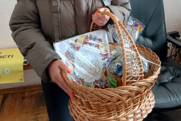 У Бучі підготували 365 великодніх кошиків для родин загиблих військових (ФОТО)