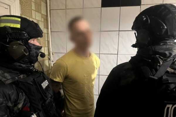 Вимагали неіснуючі борги та підпалювали майно: Слідчі Київщини повідомили про підозру сімом учасникам угруповання