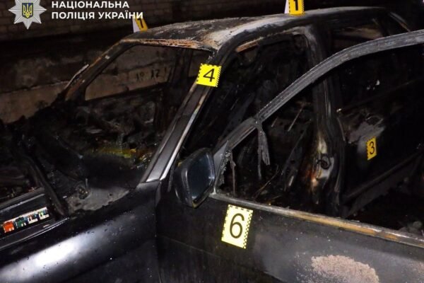 Обікрали та підпалили чужий автомобіль: У Києві затримали двох зловмисників 