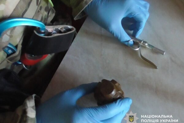 На Троєщині чоловік погрожував підірвати гранату в квартирі