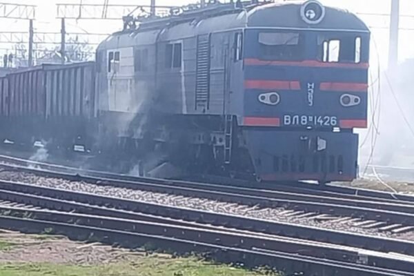 На Дніпропетровщині дрон дивом не влетів в електричку і вантажний поїзд