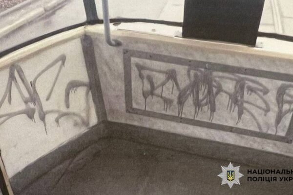 У Києві оголосили підозру чоловіку, який розмалював трамвай і розбив скло