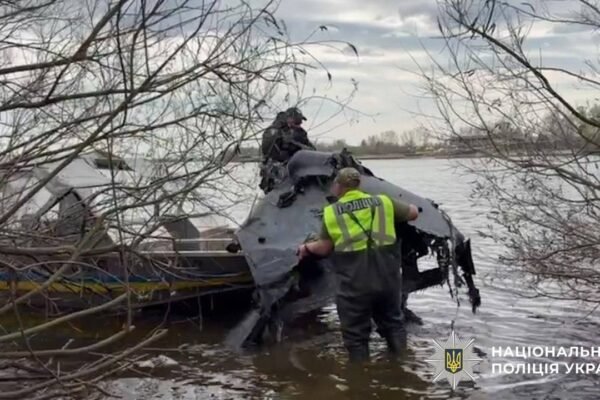 У Києві з Дніпра дістали ворожий дрон із бойовою частиною