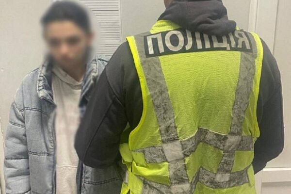 Кокаїн у годиннику: у Києві затримали 26-річну наркоторговицю