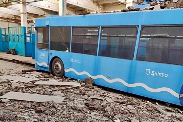 Росіяни вдарили по Дніпру: Поцілили по тролейбусному депо (ФОТО)