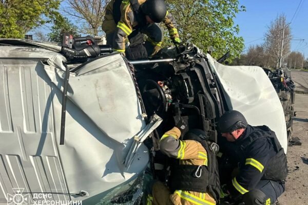 У Херсоні дрон влучив в автомобіль: Рятувальники деблоквали тіло загиблого водія (ВІДЕО)