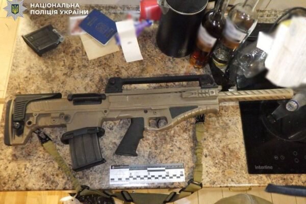 Ходив із автоматом по житловому комплексу: у Києві затримали 37-річного чоловіка