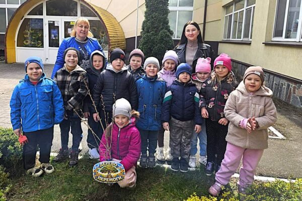 У Бучі діти долучилися до флешмобу «Моє дерево перемоги»