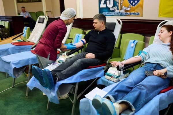«Допомагати — це норма»: Команда Київської ОВА здала кров для потреб лікарень та фронту