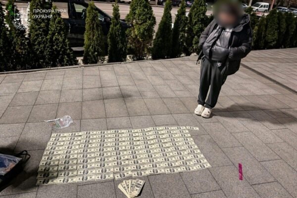 У Києві затримали спільників, які обіцяли дружині військового вивести чоловіка з будівлі ТЦК