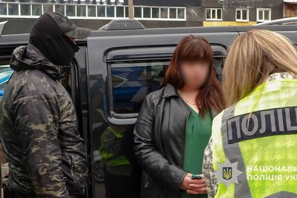 За 8 000 доларів обіцяли відстрочку: У Києві затримали подружжя юристів та посадовицю РДА