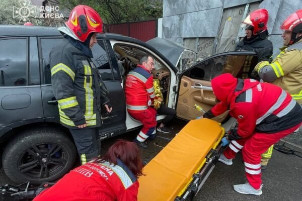 Аварія у центрі Києва: Рятувальники деблокували пасажирку (ФОТО)