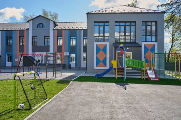 У Гостомелі відкрили відновлену школу, яка була пошкоджена унаслідок атак РФ