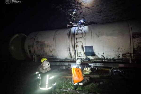 У Білій Церкві врятували підлітка, якого вдарило струмом на даху вагона (ФОТО)