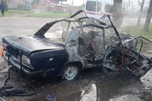 Окупанти продовжують полювати на цивільних: У Нікополі дрон вдарив по автомобілю