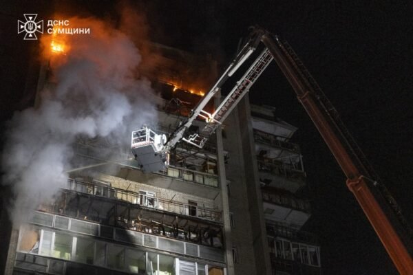 Вночі окупанти вдарили по 16-поверхівці в центрі Сум. Поранено 7 людей