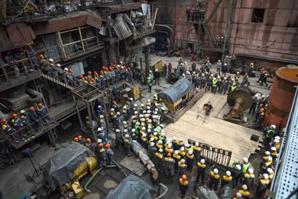 Подяка за мужність: Вакарчук заспівав для енергетиків на руїнах знищеної росіянами ТЕС (ФОТО, ВІДЕО)