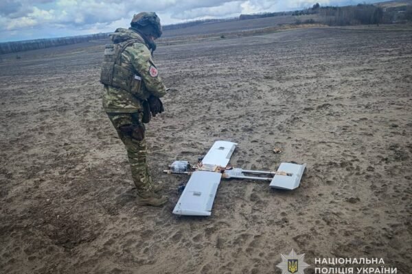 В полі на Сумщині впав та не вибухнув ворожий БпЛА. Його знешкодили вибухотехніки