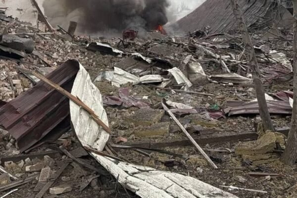 Окупанти вдарили по центру Словʼянська, є постраждалі, зруйновано одну зі шкіл