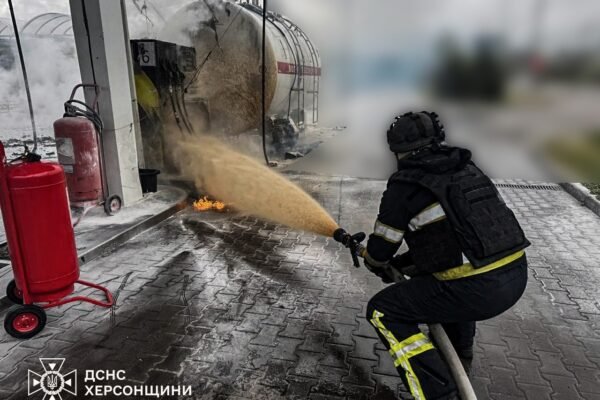 Росіяни дроном атакували АЗС у Херсоні