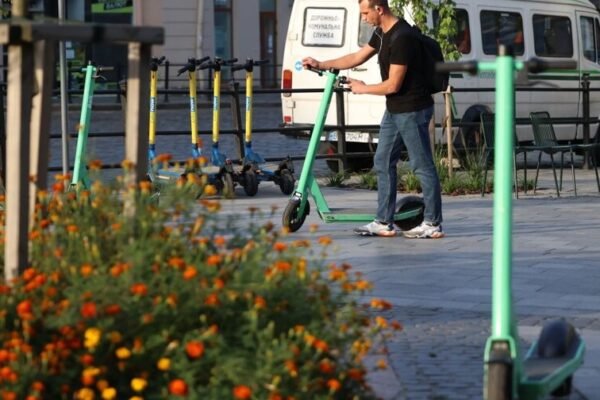 У Львові хочуть врегулювати хаотичне паркування самокатів: Місто напрацьовує нові правила