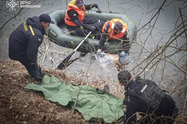 На Київщині рятувальники дістали з озера тіло 21-річної жінки