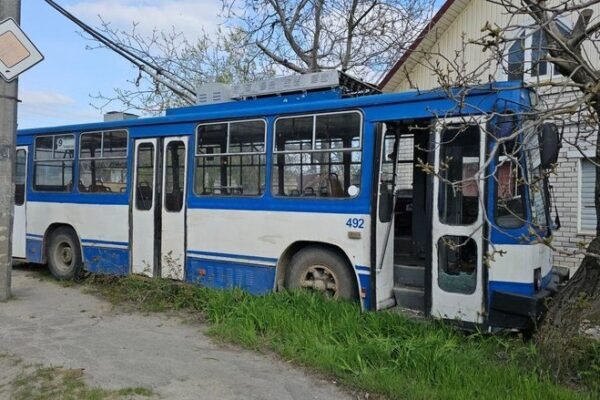 Росіяни атакували тролейбус у Херсоні: Водій у важкому стані (ФОТО)