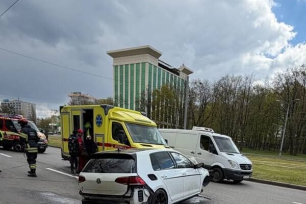 У Харкові внаслідок ДТП авто врізалося у стовп, а пасажир випав з вікна (ФОТО, ВІДЕО)