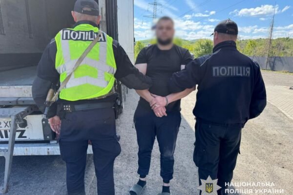 На Закарпатті поліція зі стріляниною ганялася за вантажівкою: Водій утікав і намагався наїхати на поліцейських (ВІДЕО)