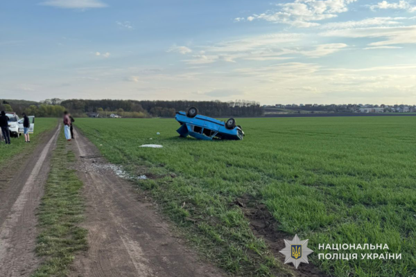 На Тернопільщині перекинувся автомобіль, повний дітей: 14-річна водійка і двоє її друзів – у лікарні