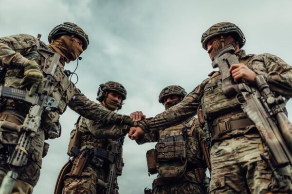 Половина українців вважають, що під час війни військові мають залишатися поза політикою (Дослідження)