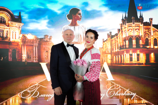 Скільки заробив мер Черкас та його дружина за минулий рік: і чому її дохід у 5 разів перевищує його