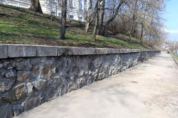 У Черкасах на історичному узвозі завершили ремонт підпірної стінки (ФОТО)