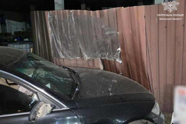 У Черкасах водій BMW на великій швидкості розтрощив паркан (ФОТО)