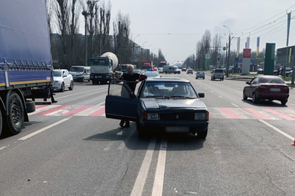 У Черкасах водій “Москвича” наїхав на жінку та підлітка на “зебрі”: їх госпіталізували