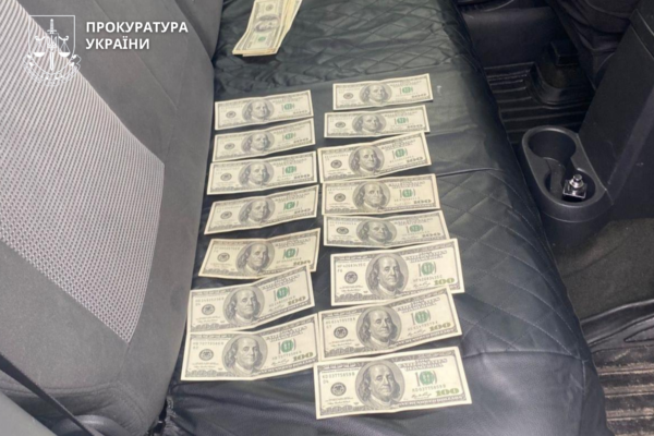 10 тисяч доларів за інвалідність: На Черкащині затримали посередника під час передачі хабаря