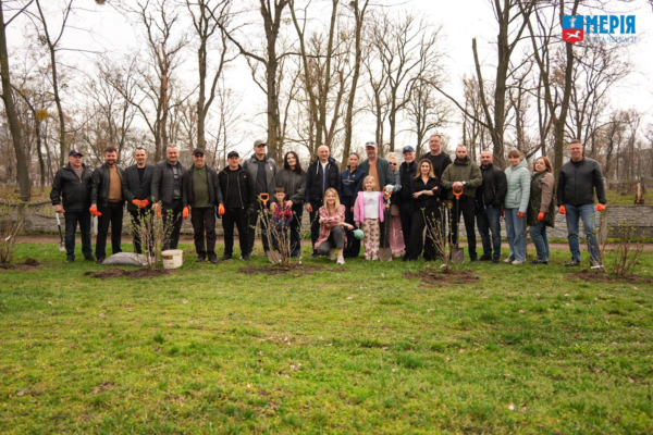 Сотня кущів бузку і прибирання по всьому місту: Як у Черкасах пройшов День благоустрою