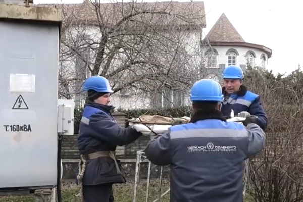 На Черкащині енергетики відновили гніздо лелек на опорі після негоди (ФОТО)