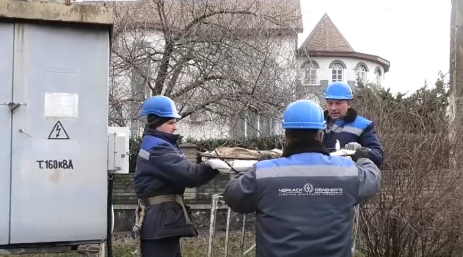 На Черкащині енергетики відновили гніздо лелек на опорі після негоди (ФОТО)