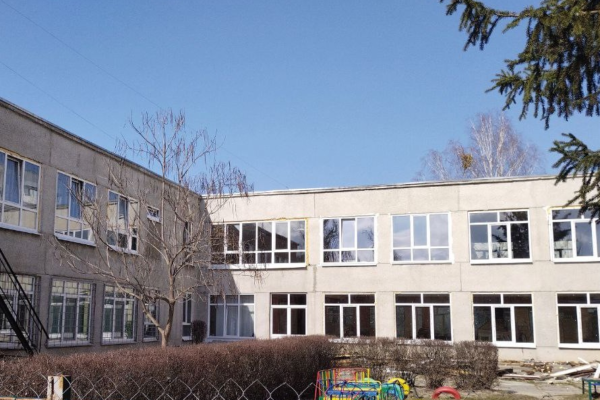 Понад 1500 вибитих вікон: У Каневі відновили вікна в будинках, школах і лікарнях після атак РФ
