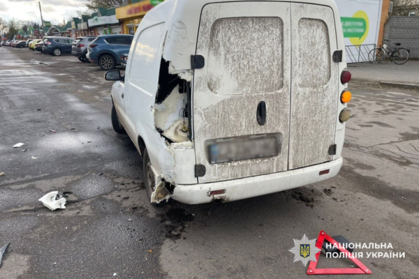У Золотоноші автомобіль виїжджав з парковки та зніс мотоцикліста: Постраждалий у лікарні (ФОТО)