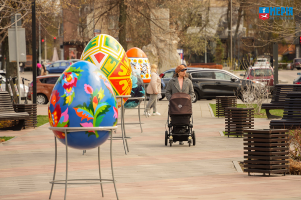 У Черкасах центр міста прикрасили до Великодня великими писанками та декором (ФОТО)