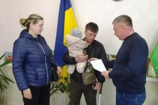 Родині ветерана на Черкащині вручили ордер на трикімнатну квартиру