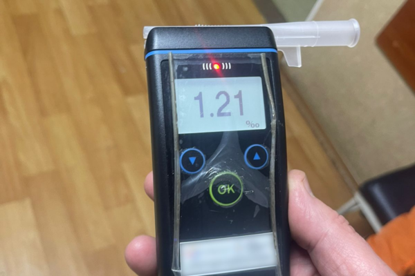 У Черкасах водій почав «допивати» алкоголь за кермом прямо під час перевірки поліцейськими