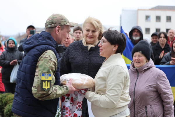 В Умані зустріли захисника після майже трьох років полону (ФОТО)