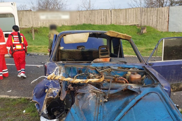 Нетверезий молодик в’їхав в електроопору на Черкащині: Постраждав пасажир (ФОТО)